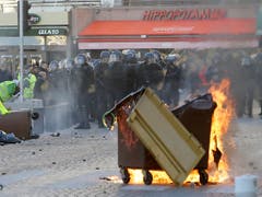 Demonstranten zündeten Barrikaden und Autos an, schlugen Fensterscheiben ein und lieferten sich Auseinandersetzungen mit den Sicherheitskräften. (Bild: KEYSTONE/AP/CLAUDE PARIS)