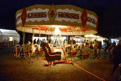 Das nostalgische Kinderkarussell dreht sich im hinteren Teil des Marktes. (Bild: Hansruedi Rohrer)
