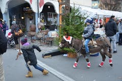 Am Samstag konnte der Stanser Wiänachtsmärcht stattfinden und zog viele Besucher an. Es herrschte vorweihnachtliche Stimmung, etwa beim Eselreiten...