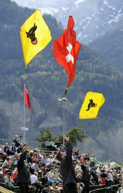 Der Föhn machte es den Fahnenschwingern nicht unbedingt einfach. (Bild: Keystone)
