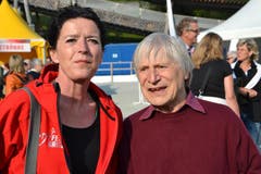 Warten gespannt auf die Premiere: «Tyyfelsbrigg»-Autorin Gisela Widmer und Clown Dimitri. (Bild: Bruno Arnold / Neue UZ)