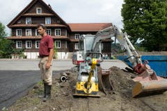 Auch das Haus von Mathias Hediger wurrde geflutet. Nun muss er seinen Vorplatz sanieren. (Bild: Dominik Wunderli (Neue LZ))