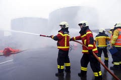 Die Stützpunktfeuerwehr Zug beim Löschen. (Bild: Werner Schelbert)