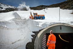 Eine Schneefräse bei letzten Arbeiten auf einer Wendeschlaufe auf der südlichen Seite der Passhöhe. (Bild: Pius Amrein / Neue LZ)