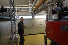 Felix Ammann im Technikraum der Fischbrutanlage. (Bild: Raphael Biermayr / Neue ZZ)