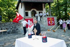 Der Bezirk Küssnacht führte seinen besinnlichen Teil der Bundesfeier vor der Kapelle in der Hohlen Gasse durch. umenischer Gottesdienst vor der Kapelle mit dem Alphorntrio Paul Frehner, Lisbeth zurfluh und Josef Greter (von links) sowie Fahnenschwinger Matthias Diener. Vorne die Pfarrherren Martin Weik und Peter Ruch. (Bild: Erhard Gick / Neue SZ)
