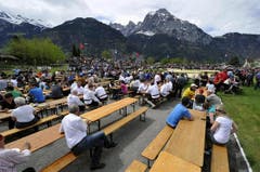 Die Zuschauer sitzen im Freien, da das Festzelt in der Nacht auf Sonntag durch die starken Winde zerstört wurde. (Bild: Keystone)