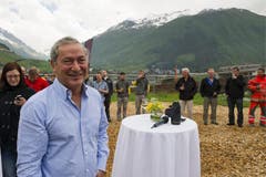 21. Juni 2013: Samih Sawiris besucht das Richtfest der ersten beiden Apartmenthäuser des Andermatt Swiss Alp Resorts. (Bild: Keystone)
