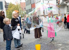 Sontje Brück auf Unterägeri macht Riesenseifenblasen. (Bild: Maria Schmid / Neue ZZ)