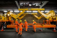 Auch ein Ventilator wird ausgewechselt. (Bild: Keystone / Alexandra Wey)