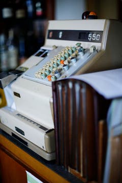 Das Restaurant Grütli ist eine der letzten Beizen, die es in Cham noch gibt. Nun hört die Wirtin Theres Köpfli auf. (Bild: Stefan Kaiser / Neue ZZ)