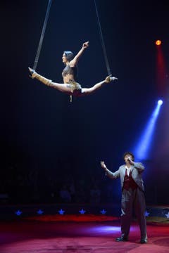 Die Strapaten - grobe Gurten, die sich um ihre feinen Gelenke wickeln - sind eigentlich eher für kräftige Männerarme bestimmt. Das Zirkuskind in achter Generation hat das Show-Talent ganz klar von ihrem weltberühmten Vater David Larible und ihrer Mutter, der mexikanischen Trapezkünstlerin America Olvera Jimenez, geerbt. (Bild: PD)