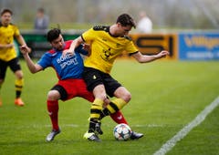 Koray Curaci vom SC Cham (links) gegen Simon Imbach vom FC Baar. (Bild: Stefan Kaiser / Neue ZZ)