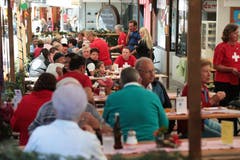 1. August in Engelberg: Gemütliches Beisammensein im Festzelt. (Bild: Roger Zbinden)