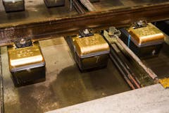 31.10.2014: Die letzten der 380'000 Einzelblock-Schwellen im Gotthard-Basistunnel sind Goldfarben und bei Biasca in den Beton eingegossen worden. (Bild: Keystone)