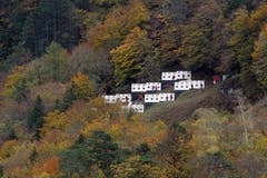 Die Schiessscheiben werden während einer Pause kontrolliert. (Bild: Keystone)