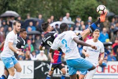Der Basler Andraz Sporar (Mitt) kämpft gegen den Zuger Erick Ntsika um den Ball. (Bild: Keystone / Urs Flüeler)