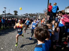 kinder und Erwachsene laufen durch die Zuger Altstadt, beobachtet von Hunderten Zuschauern. (Bild: Stefan Kaiser (Zuger Zeitung))