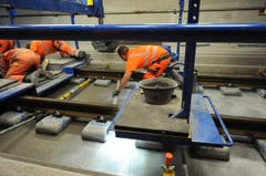 Beim Betonieren der Fahrbahn müssen die Arbeiter schweisstreibende Handarbeit verrichten. (Bild: Urs Hanhart/Neue UZ)