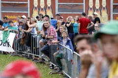 Spektakel pur am Rennen mit vielen Zuschauern. (Bild: Werner Schelbert (Neue ZZ))