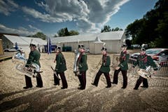 Sattelschlepper um Sattelschlepper fuhren in den vergangenen Tagen im Städtchen vor. Auf dem Bild: Musikanten der Musikgesellschaft Harmonie Sempach. (Bild: Pius Amrein / Neue LZ)