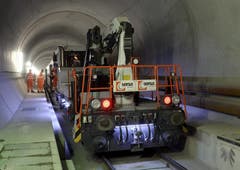31.10.2013: Diesellokomotiven fahren dort, wo die Fahrleitung noch fehlt. (Bild: Keystone)