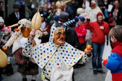 Die bunte Gesellschaft verteilt Orangen, Mutschli, Gebäck und Süsses. (Bild: Stefan Kaiser / Neue ZZ)