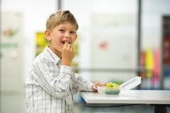 Carl Hess (6): «Mir gefällt das Schulzimmer und mein Platz.» (Bild: Dominik Wunderli (Neue LZ))