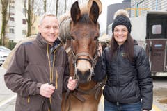 Anita und Matthijs Ouwerkerk mit Pferd. (Bild: Oscar Alessio/SRF)