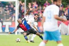 Zugs Atdhe Gashi (hinten) gegen Basels Geoffrey Serey Die. (Bild: Keystone / Urs Flüeler)