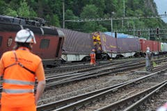 Drei Güterwagen des BLS-Zuges sprangen ebenfalls aus den Schienen. Verletzt wurde niemand. (Bild: Urs Hanhart (Neue UZ))