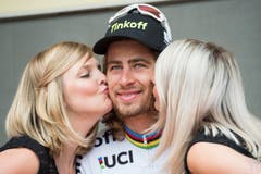 Der Slowake Peter Sagan kriegt Küsschen. (Bild: Keystone / Gian Ehrenzeller)