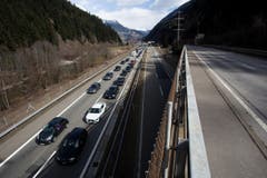 Der Osterverkehr staut sich vor dem Gotthard-Tunnel Richtung Norden. (Bild: PABLO GIANINAZZI)