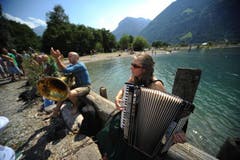Die Musiker finden ihren Platz im Freien, um ein Ständchen zu bringen. (Bild: Urs Hanhart)