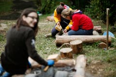 Schüler der Oberstufe Walchwil arbeiten an einem Sagen- und Barfusspfad. (Bild: Stefan Kaiser)