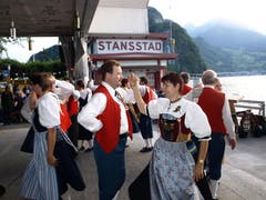 Die Trachtentanzgruppe aus Baar sorgte mit ihren Tänzen bei der Schifflände an der 1.-August-Feier in Stansstad für gute Stimmung. (Bild: Kurt Liembd / Neue NZ)