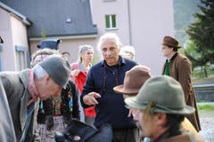 Regisseur Livio Andreina gibt Anweisungen. (Bild: Urs Hanhart / Neue UZ)