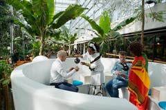 Wer sich mehr Zeit für Kaffee nehmen will, kann dies im Highlight der Ausstellung tun. Eine 3 Meter breite und 1,70 Meter hohe Kaffeetasse lädt zum Verweilen und Degustieren ein. «Kaffeekränzchen in der Plaudertasse» nennt sich die Einrichtung, die acht Personen Platz bietet und gebucht werden kann. (Bild: Dominik Wunderli / Neue LZ)