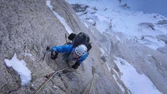 Die Nacht verbrachten die beiden Bergsteiger sitzend mitten in der Wand, bevor sie am zweiten Tag den Gipfel erreichten. (Bild: David Lama)