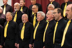 Der Männerchor Sursee singt im Schulhaus Kirchbühl 2. (Bild: Roger Zbinden (Neue NZ))
