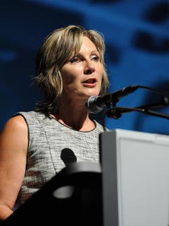 Nationalratspräsidentin Maya Graf richtet sich im Theater Uri an die Eröffnungsgäste. (Bild: Urs Hanhart)