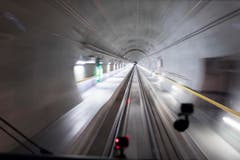 Durchfahrt bei der Nothaltestelle vom Faido. (Bild: KEYSTONE/GAETAN BALLY)