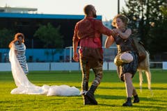Das Theater Aeternam spielt am Mittwoch das Stück Ödipus auf dem Gelände des FC Kickers. (Bild: Dominik Wunderli (Neue LZ))