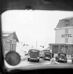 Autos vor dem Hotel Bellevue auf der Simplon-Passhöhe, aufgenommen April 1949. (Bild: Keystone)