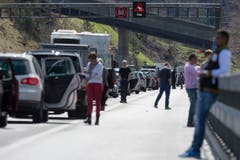 Der Osterverkehr staut sich auf der A2 Richtung Süden. (Bild: Keystone)