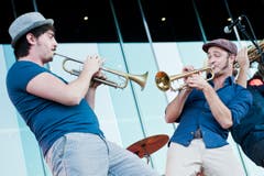 Die Band Molotow Brass Orkestar aus der Schweiz (Bild: Boris Bürgisser / Neue LZ)