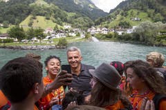 Bundespräsident Didier Burkhalter ist mit Jugendlichen der Stiftung für junge Auslandschweizer auf dem Schiff unterwegs auf dem Urnersee. (Bild: Keystone)