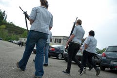 Auf dem Weg zur Schiessanlage. (Bild: Dominik Wunderli (Neue LZ))