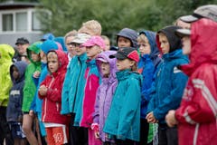 Gebannt schauen die Kinder den Hürdenstars zu. (Bild: Pius Amrein / Neue LZ)
