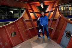 Die Besucher bestaunen den Rohbau des Motorschiffes. (Bild: Nadia Schärli / Neue LZ)